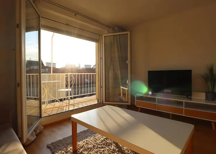 Brilliant View Balcony Home, Modern, Stylish And Optional Parking Apartmán