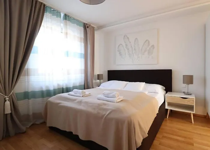Brilliant View Balcony Home, Modern, Stylish And Optional Parking Apartamento Viena